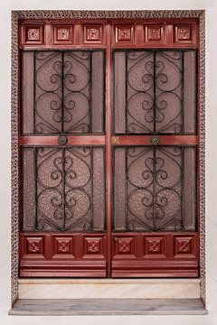 Bunte und verzierte Tür mit Keramikfliesen umrahmt von Dafne Vos