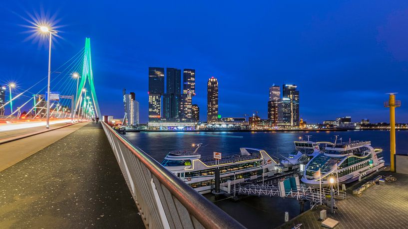 Avondfoto op de Erasmusbrug in Rotterdam van Kimberly Lans