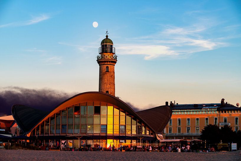 Badplaats Warnemünde de maan neemt afscheid van de zon van Tanja Riedel