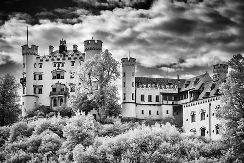 Photo surréaliste de conte de fées infrarouge du château de Hohenschwangau en noir et blanc monochrome