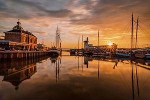 Harlingen,  de zon onder... van Edwin Kooren