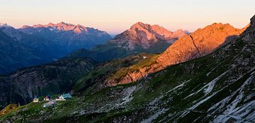 Berglandschaft "Alpenglühen über die  Mindelheimer Hütte" von Coen Weesjes