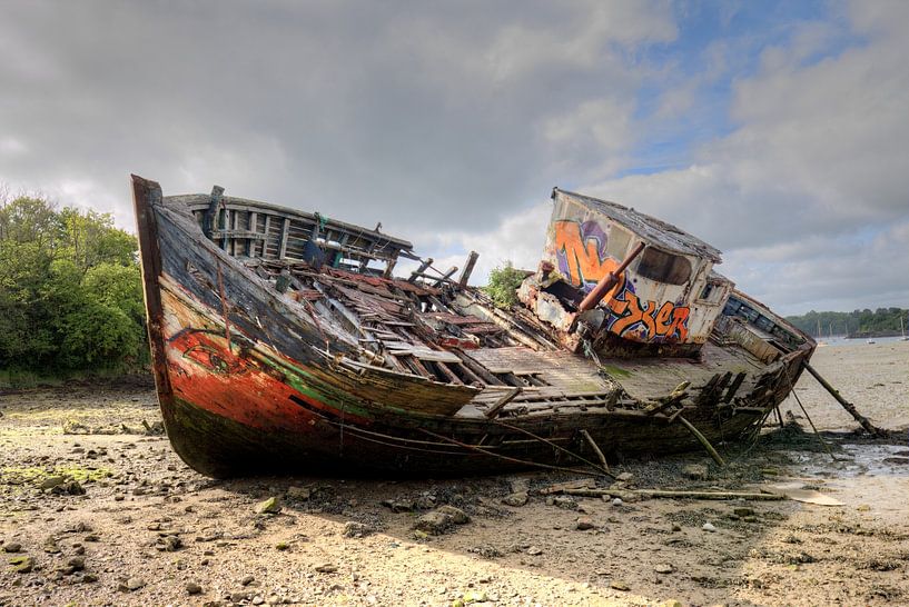 HDR urbex Cimetiere a bateaux Schiffsfriedhof in Quelmer in der Bretagne von W J Kok