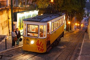 Elevador da Gloria in der Abenddämmerung im Bairro Alto, Lissabon, Portugal