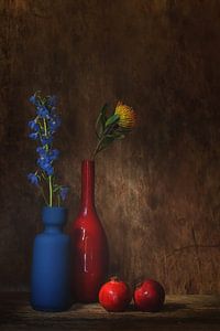 Stilleben mit rot-blauen, gelben und roten Äpfeln