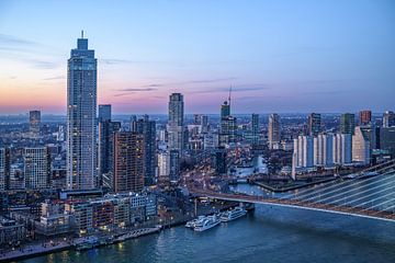 Bruisend Rotterdam by night van Willem Woudenberg / Photobywim