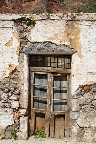 vieille porte en bois dans une maison abandonnée à Leonidio, Péloponnèse, Grèce