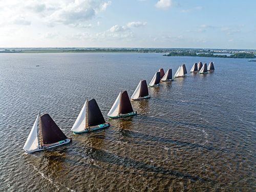Luchtfoto van traditioneel skutsjessilen op het Heegermeer in Nederland