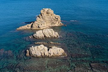 De rotsformatie Els Pallers en de blauwe Middellandse Zee van Adriana Mueller