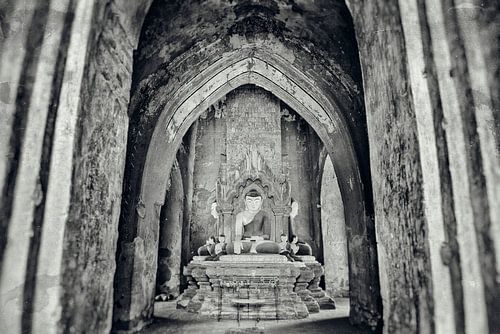 Zittende boeddha's in tempelcomplex Bagan Birma Myanmar.