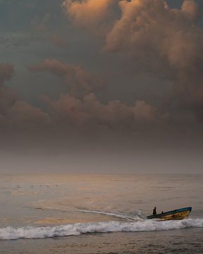 Pastellfarbener Abend an der Karibikküste mit einem Boot | Kolumbien von Felix Van Leusden