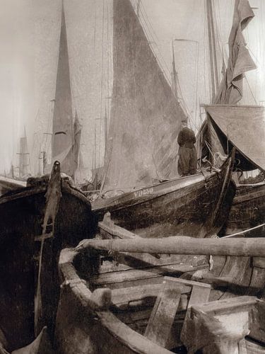 Volendamse visser op zijn aangemeerde kotter (foto uit 1925)