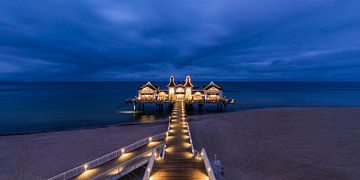 Pier in de badplaats Sellin op het eiland Rügen in de avonduren van Werner Dieterich