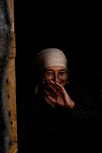 Vrouw lacht in vluchtelingenkamp | Portret fotografie art print van Milene van Arendonk