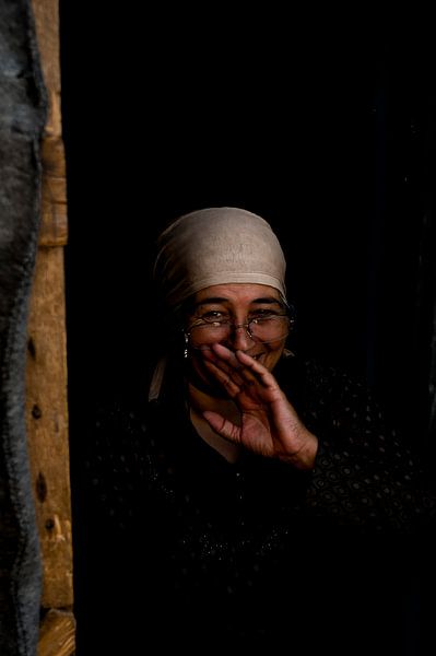 Femme riant dans un camp de réfugiés | Portrait photographie tirage d'art par Milene van Arendonk