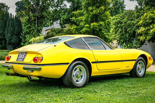 Ferrari 365 GTB/4 Daytona Italiaanse sportwagen uit de jaren 70 in geel