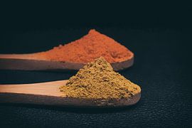 Gewürze auf Holzlöffeln von Maikel Brands