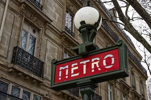 Hier is het Metrostation in Parijs