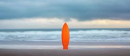 Oranje surfplank op het strand bij zonsondergang van Poster Art Shop