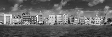 De stad Willemstad op het eiland Curaçao in het Caribisch gebied. van Manfred Voss, Zwart-Wit Fotografie