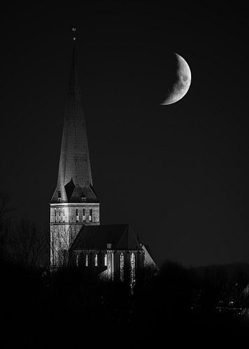 Église avec lune en noir et blanc