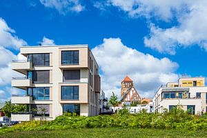 Moderne Gebäude und Nikolaikirche in der Hansestadt Rostock