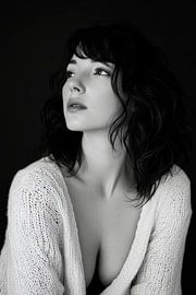 Schwarz-Weiß-Porträt einer Frau – Anmutig von Poster Art Shop