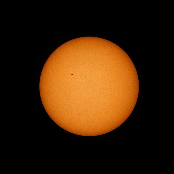 Vue de notre soleil avec des taches solaires à travers un télescope. par Andreas Völkel