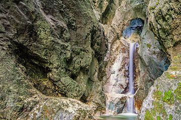 Versteckter Wasserfall am Kochelsee von Thomas Riess