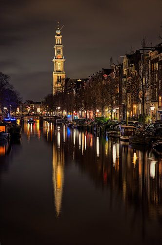 Amsterdam bei Nacht - Die Westerkerk im Spiegelbild