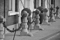 Reihe von Stangen in der Altstadt von Schiedam von Kok and Kok Miniaturansicht