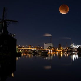 Blood moon over the river Zaan in Holland von Roelof Foppen