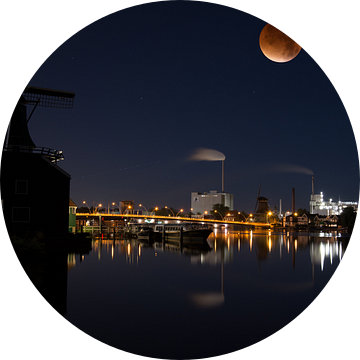 Bloedmaan boven de Zaan van Roelof Foppen