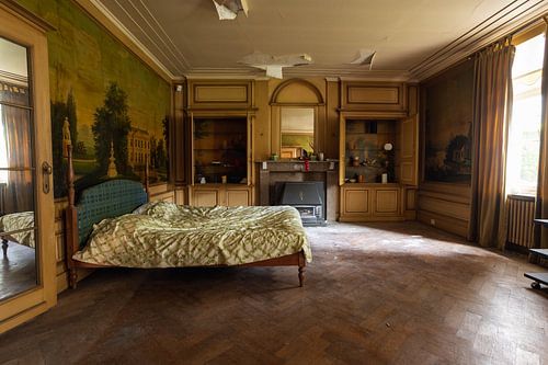 Slaapkamer in een oud verlaten herenhuis wat lijkt op een woonkamer tegelijkertijd.