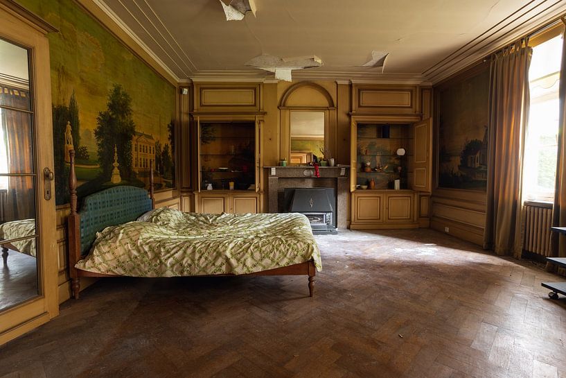 Chambre à coucher dans un vieux manoir abandonné qui ressemble en même temps à un salon. par Het Onbekende