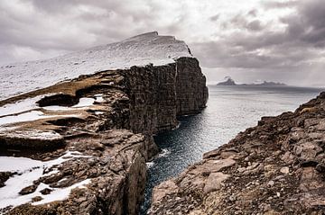 An ominous cliff by Jitse de Graaf