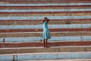 Indiaas meisje poseert op trappen van Varanasi in India. Wout Kok One2expose