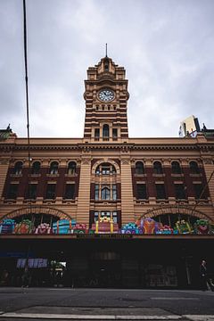 Flinders Street Station: Eine zeitlose Ikone von Melbourne von Ken Tempelers