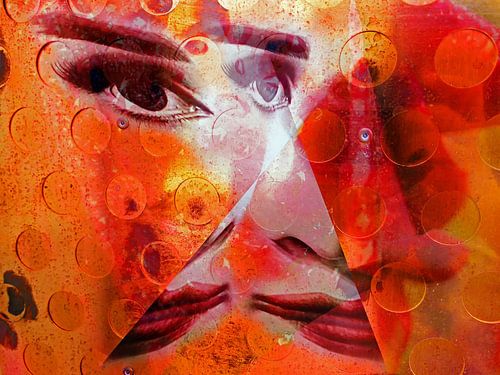 De verwarde vrouw met rode