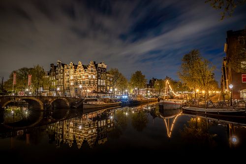 The evening falls on Papeneiland in Amsterdam
