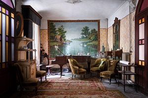 Verlaten Antieke Woonkamer. van Roman Robroek - Foto's van Verlaten Gebouwen