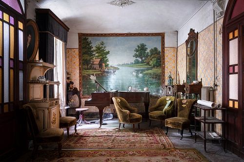 Verlaten Antieke Woonkamer. van Roman Robroek - Foto's van Verlaten Gebouwen