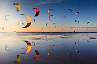 kitesurfers kort voor zonsondergang op de Zandmotor vlakbij Den Haag van gaps photography thumbnail