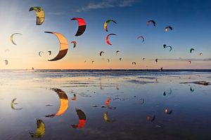 des kitesurfers peu avant le coucher du soleil sur le Zandmotor près de La Haye