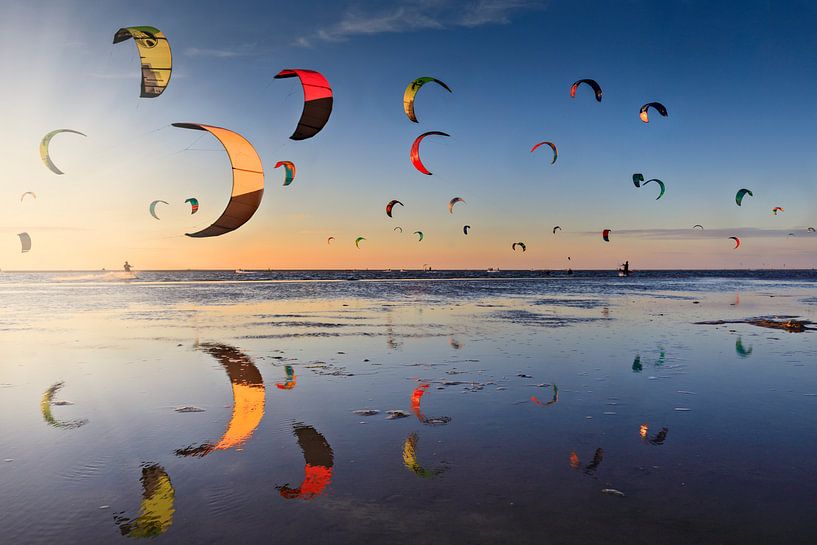 kitesurfers kort voor zonsondergang op de Zandmotor vlakbij Den Haag van gaps photography