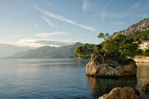 Die winzige Felseninsel Kamen Brela an der Makarska Riviera in Kroatien von Berthold Werner