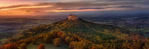 Burg Hohenzollern als weites Panoramabild mit schönen Herbstfarben zum Sonnenuntergang