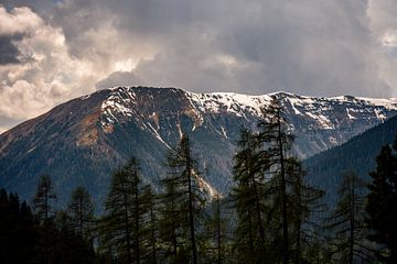 Montagnes suisses avec neige fondante et soleil sur Dafne Vos