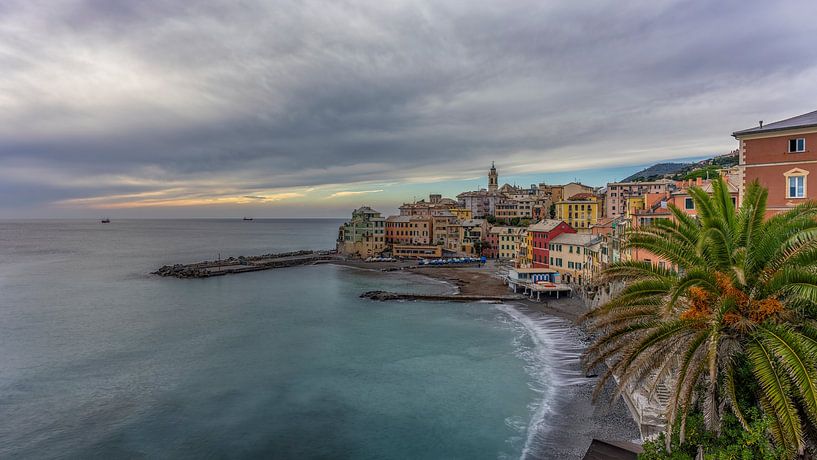 Bewolkt en kleurrijk Bogliasco aan de Ligurische kust van Teun Ruijters