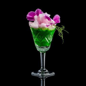 Helder groene cocktail met bloemen van Corrine Ponsen